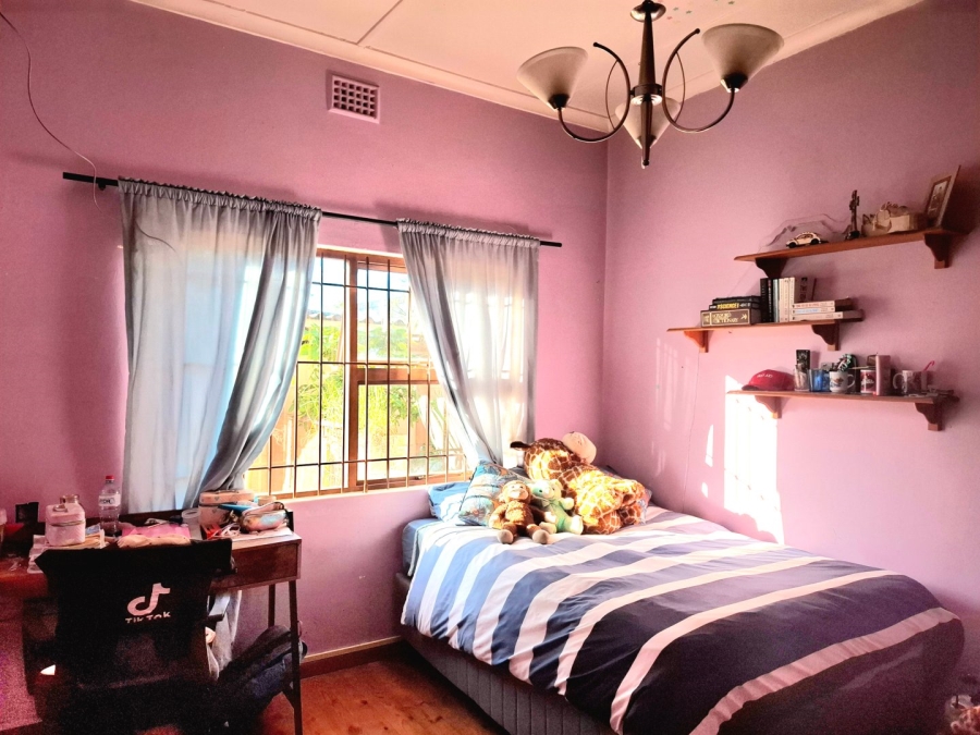 5 Bedroom Property for Sale in Oakdale Western Cape